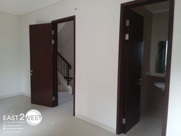 Disewakan Rumah Regentown BSD City Tangerang Bagus Cantik Nyaman Lokasi Sangat Strategis