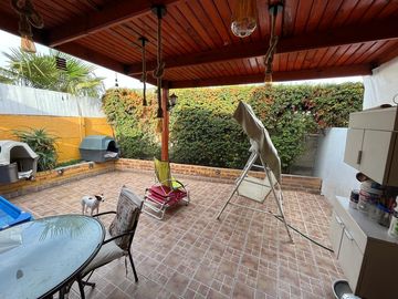 Casa Esquina en Micro barrio de Villa Jardines de Santa María, Maipú.