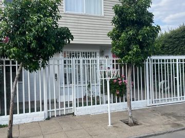 Casa Esquina en Micro barrio de Villa Jardines de Santa María, Maipú.