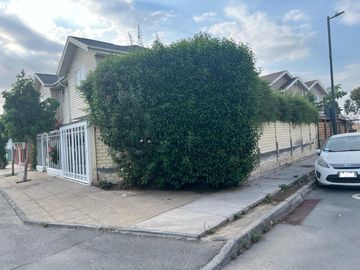 Casa Esquina en Micro barrio de Villa Jardines de Santa María, Maipú.