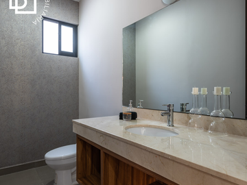 Casa en venta de dos pisos en privada residencial dentro de Temozón Norte, Mérida.
