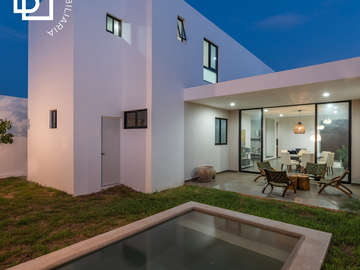 Casa en venta de dos pisos en privada residencial dentro de Temozón Norte, Mérida.