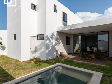 Casa en venta de dos pisos en privada residencial dentro de Temozón Norte, Mérida.