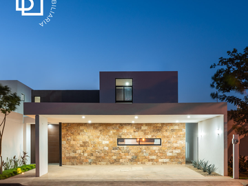 Casa en venta de dos pisos en privada residencial dentro de Temozón Norte, Mérida.