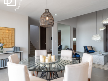 Casa en venta de dos pisos en privada residencial dentro de Temozón Norte, Mérida.