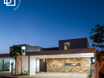 Casa en venta de dos pisos en privada residencial dentro de Temozón Norte, Mérida.