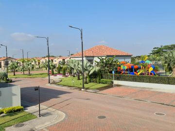 Venta de preciosa casa diseño moderno en Etapa Brisana - Urb Casalaguna/ km 12 av. León Febres Cordero.