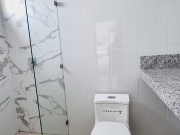 Venta de preciosa casa diseño moderno en Etapa Brisana - Urb Casalaguna/ km 12 av. León Febres Cordero.