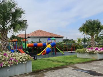 Venta de preciosa casa diseño moderno en Etapa Brisana - Urb Casalaguna/ km 12 av. León Febres Cordero.