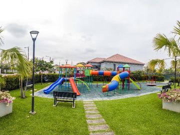 Venta de preciosa casa diseño moderno en Etapa Brisana - Urb Casalaguna/ km 12 av. León Febres Cordero.