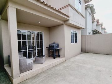 Venta de preciosa casa diseño moderno en Etapa Brisana - Urb Casalaguna/ km 12 av. León Febres Cordero.