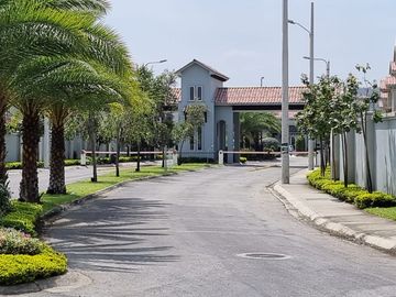 Venta de preciosa casa diseño moderno en Etapa Brisana - Urb Casalaguna/ km 12 av. León Febres Cordero.
