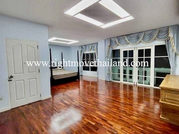Lake Side Villa 2 House For Sale in Bangna