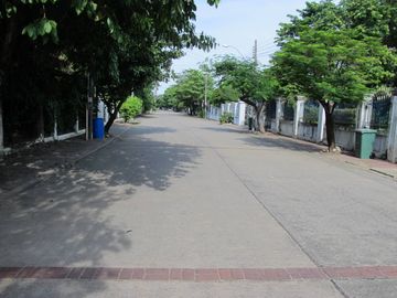ขาย บ้านเดี่ยวหมู่บ้านลดาวัลย์ ริมถนนศรีนครินทร์ , ติด สถานี BTS   บ้านพร้อมที่ดิน 390 ตรว.