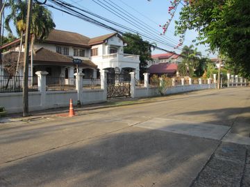 ขาย บ้านเดี่ยวหมู่บ้านลดาวัลย์ ริมถนนศรีนครินทร์ , ติด สถานี BTS   บ้านพร้อมที่ดิน 390 ตรว.
