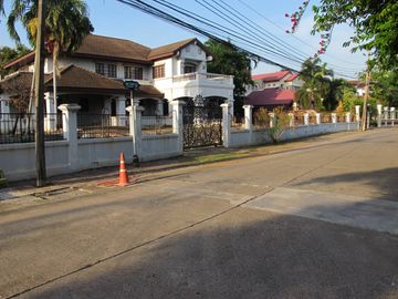 ขาย บ้านเดี่ยวหมู่บ้านลดาวัลย์ ริมถนนศรีนครินทร์ , ติด สถานี BTS   บ้านพร้อมที่ดิน 390 ตรว.