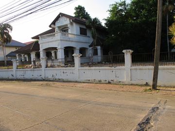 ขาย บ้านเดี่ยวหมู่บ้านลดาวัลย์ ริมถนนศรีนครินทร์ , ติด สถานี BTS   บ้านพร้อมที่ดิน 390 ตรว.