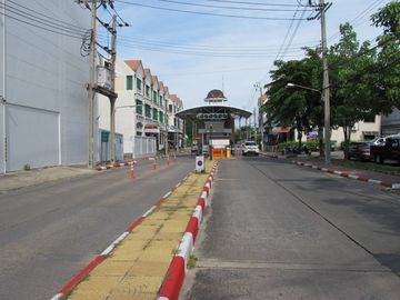 ขาย บ้านเดี่ยวหมู่บ้านลดาวัลย์ ริมถนนศรีนครินทร์ , ติด สถานี BTS   บ้านพร้อมที่ดิน 390 ตรว.