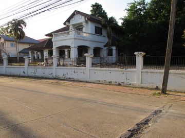 ขาย บ้านเดี่ยวหมู่บ้านลดาวัลย์ ริมถนนศรีนครินทร์ , ติด สถานี BTS   บ้านพร้อมที่ดิน 390 ตรว.