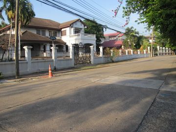 ขาย บ้านเดี่ยวหมู่บ้านลดาวัลย์ ริมถนนศรีนครินทร์ , ติด สถานี BTS   บ้านพร้อมที่ดิน 390 ตรว.