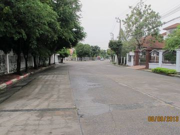 ขาย บ้านเดี่ยวหมู่บ้านลดาวัลย์ ริมถนนศรีนครินทร์ , ติด สถานี BTS   บ้านพร้อมที่ดิน 390 ตรว.