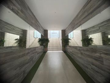 Venta de moderna casa en Surco, jardín, piscina y vista panorámica a la ciudad