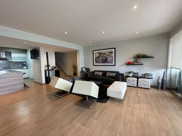 Venta de moderna casa en Surco, jardín, piscina y vista panorámica a la ciudad