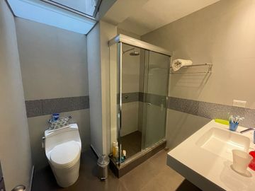 Venta de moderna casa en Surco, jardín, piscina y vista panorámica a la ciudad