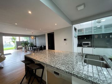 Venta de moderna casa en Surco, jardín, piscina y vista panorámica a la ciudad