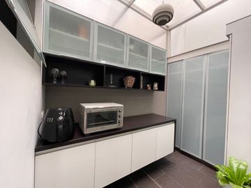 Venta de moderna casa en Surco, jardín, piscina y vista panorámica a la ciudad