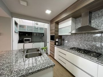 Venta de moderna casa en Surco, jardín, piscina y vista panorámica a la ciudad