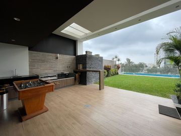 Venta de moderna casa en Surco, jardín, piscina y vista panorámica a la ciudad