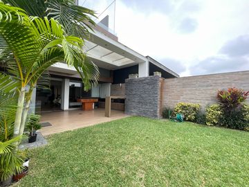 Venta de moderna casa en Surco, jardín, piscina y vista panorámica a la ciudad