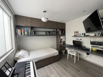 Venta de moderna casa en Surco, jardín, piscina y vista panorámica a la ciudad