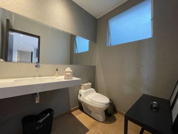Venta de moderna casa en Surco, jardín, piscina y vista panorámica a la ciudad