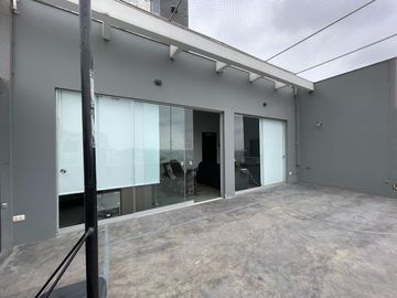 Venta de moderna casa en Surco, jardín, piscina y vista panorámica a la ciudad