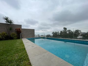 Venta de moderna casa en Surco, jardín, piscina y vista panorámica a la ciudad