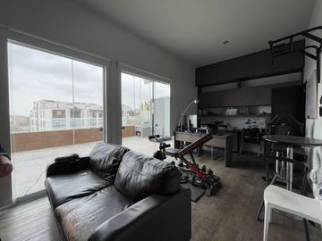 Venta de moderna casa en Surco, jardín, piscina y vista panorámica a la ciudad