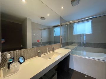 Venta de moderna casa en Surco, jardín, piscina y vista panorámica a la ciudad