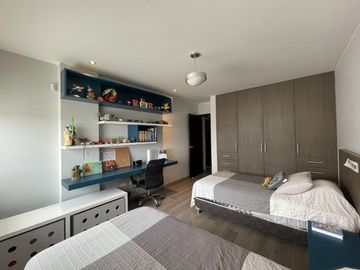 Venta de moderna casa en Surco, jardín, piscina y vista panorámica a la ciudad