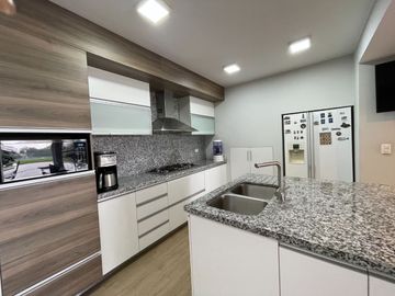 Venta de moderna casa en Surco, jardín, piscina y vista panorámica a la ciudad