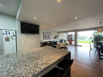 Venta de moderna casa en Surco, jardín, piscina y vista panorámica a la ciudad