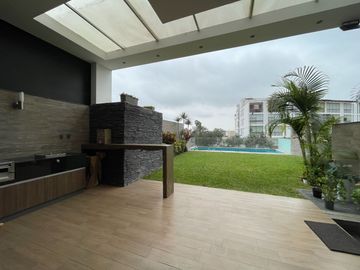 Venta de moderna casa en Surco, jardín, piscina y vista panorámica a la ciudad