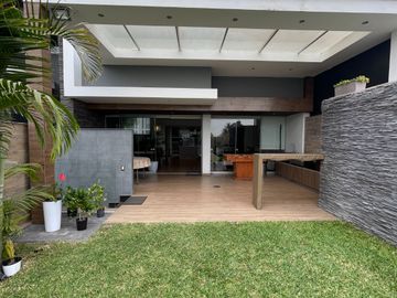 Venta de moderna casa en Surco, jardín, piscina y vista panorámica a la ciudad