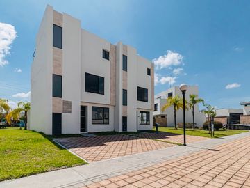 CASA EN VENTA EN XOCHITEPEC, MORELOS; MEX. 3 RECÁMARAS, ALBERCA, PET PARK, MULTI CANCHAS.