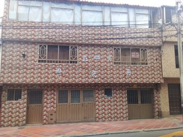 VENDO CASA 3 PISOS  BONITA, RENTABLE,  B EL CARMEN, VIA PRINCIPAL BOGOTA, JUNTO EL TUNALY S.  VICENTE