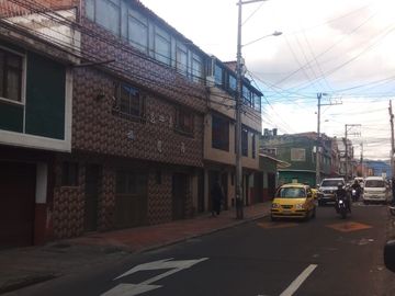 VENDO CASA 3 PISOS  BONITA, RENTABLE,  B EL CARMEN, VIA PRINCIPAL BOGOTA, JUNTO EL TUNALY S.  VICENTE