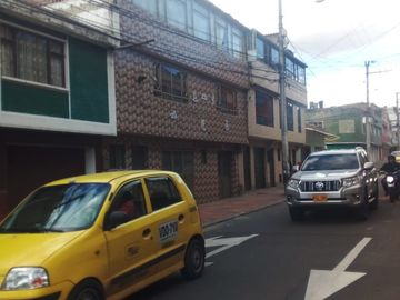 VENDO CASA 3 PISOS  BONITA, RENTABLE,  B EL CARMEN, VIA PRINCIPAL BOGOTA, JUNTO EL TUNALY S.  VICENTE