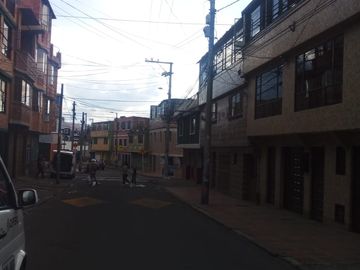 VENDO CASA 3 PISOS  BONITA, RENTABLE,  B EL CARMEN, VIA PRINCIPAL BOGOTA, JUNTO EL TUNALY S.  VICENTE
