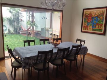 VENDO  CASA EN CALLE JOSE SABOGAL - URB. LA AURORA - MIRAFLORES